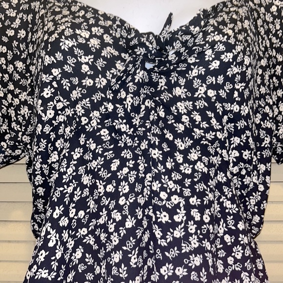 Very Pretty Lightweight Summer Blouse - Picture 2 of 5